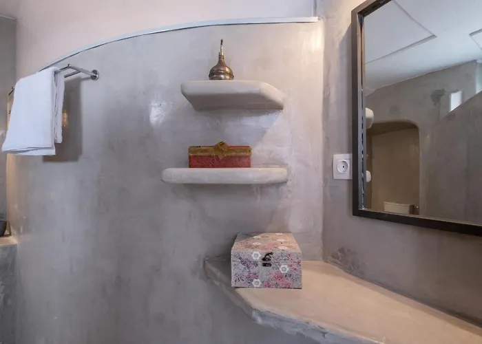 Villa Labyrinth Traditional