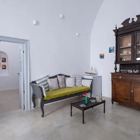 Labyrinth Traditional Pýrgos